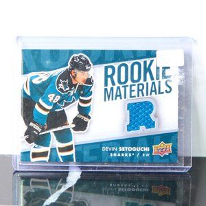 Devin Setoguchi Upper Deck Rookie Materials Jersey Hockey Card 2007/08 - Sharks